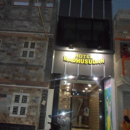 Hotel Madhusudan Дварка Экстерьер фото