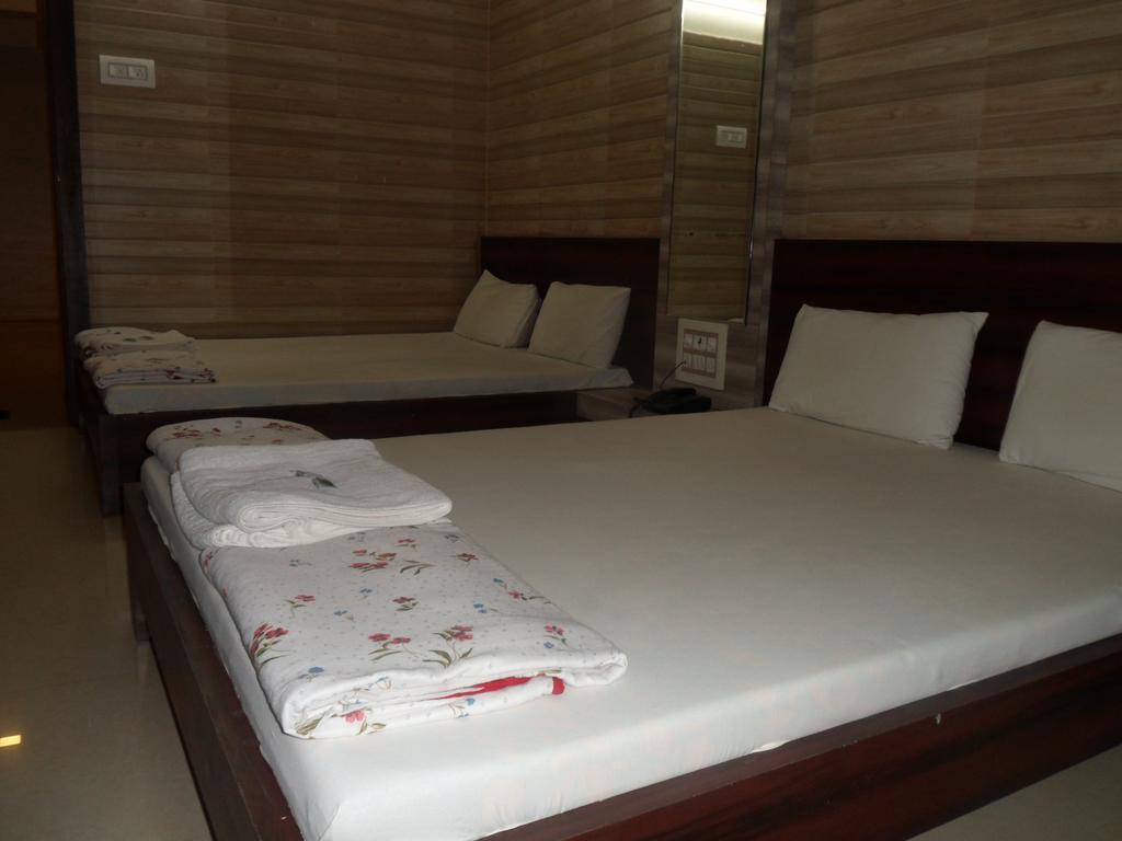 Hotel Madhusudan Дварка Экстерьер фото