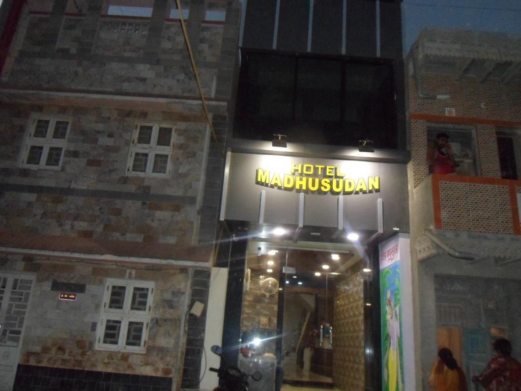 Hotel Madhusudan Дварка Экстерьер фото
